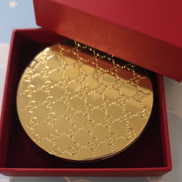 Gucci Gold Patterned Compact - Picture 2 of 4